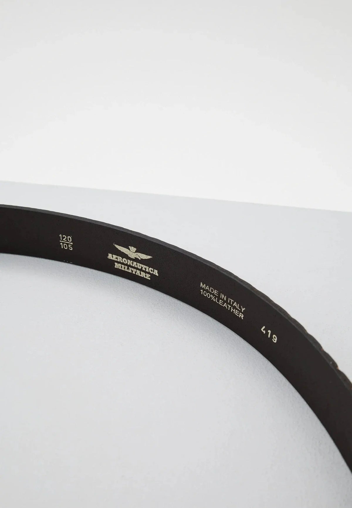 Dettaglio interno cintura in pelle nera da uomo, scritta Made in Italy, Aeronautica Militare.