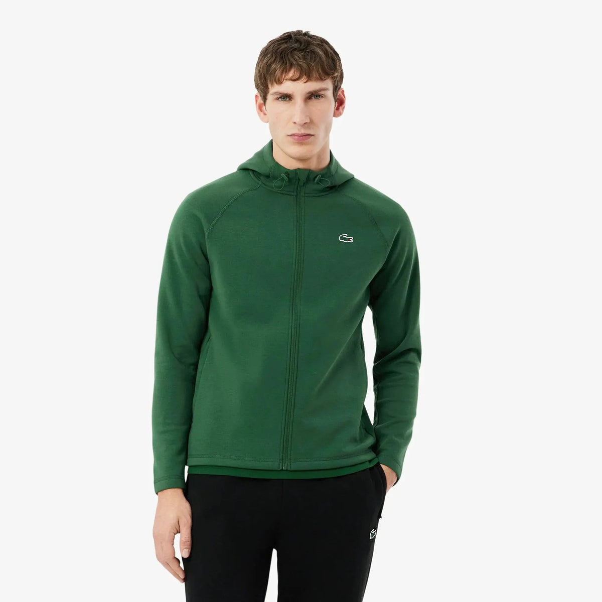 Felpa uomo verde con cappuccio e zip, logo piccolo sul petto, abbigliamento sportivo.