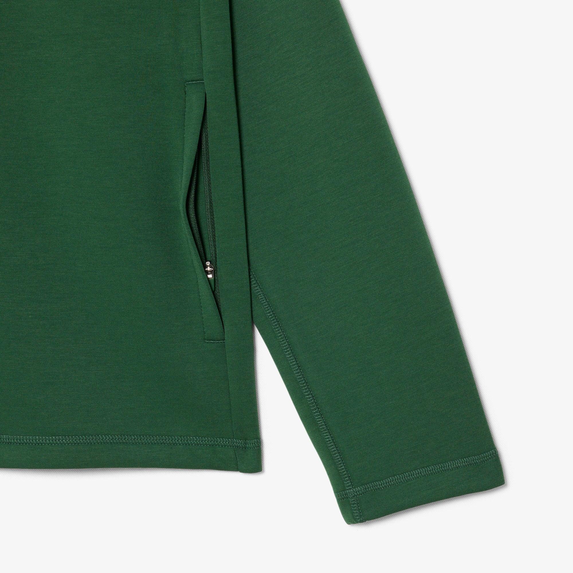 Dettaglio felpa verde con tasca laterale e zip, abbigliamento uomo casual