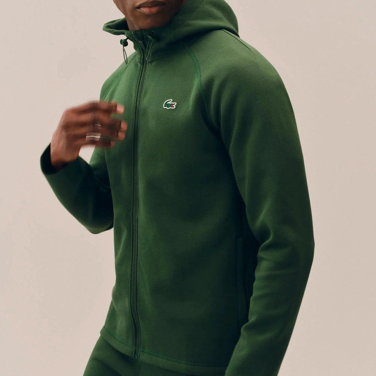 Felpa uomo con cappuccio verde, zip frontale, logo sul petto, stile casual.
