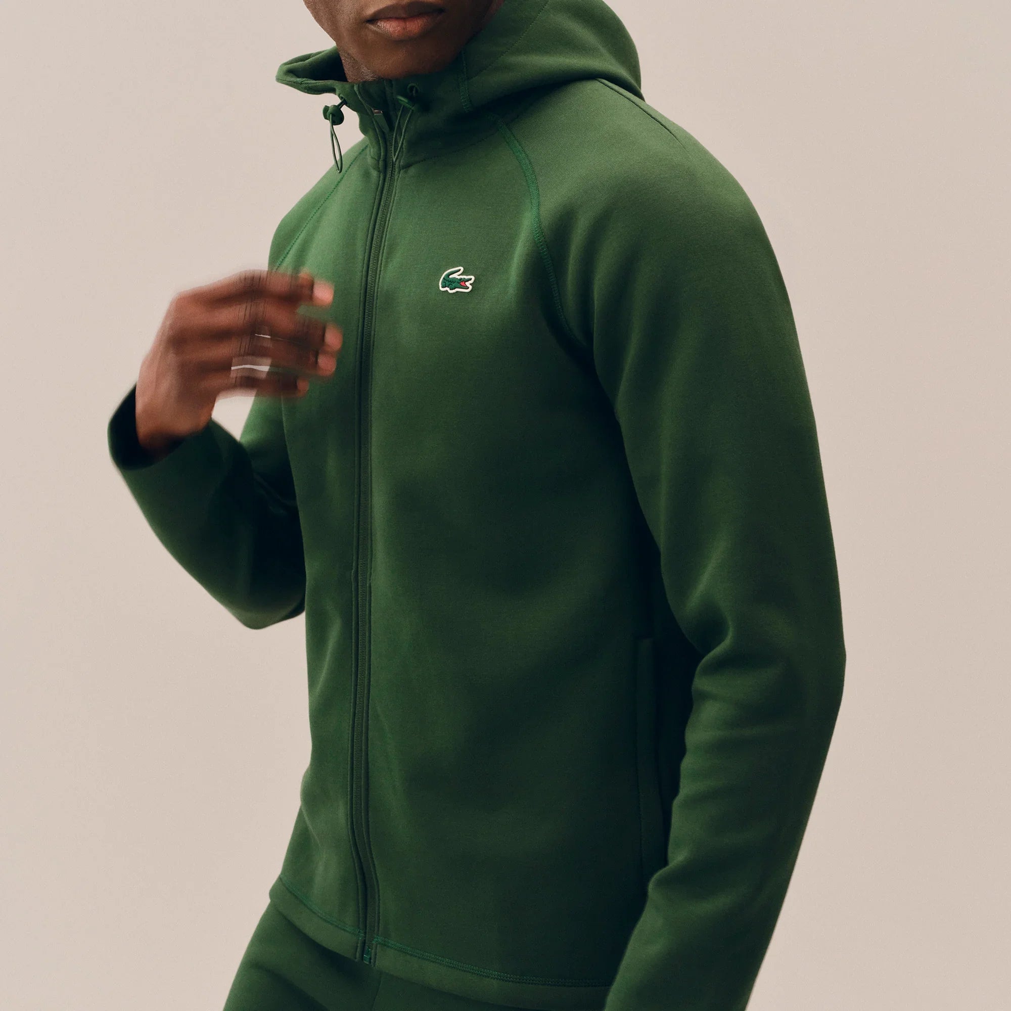 Felpa uomo con cappuccio verde, zip frontale, logo sul petto, stile casual.