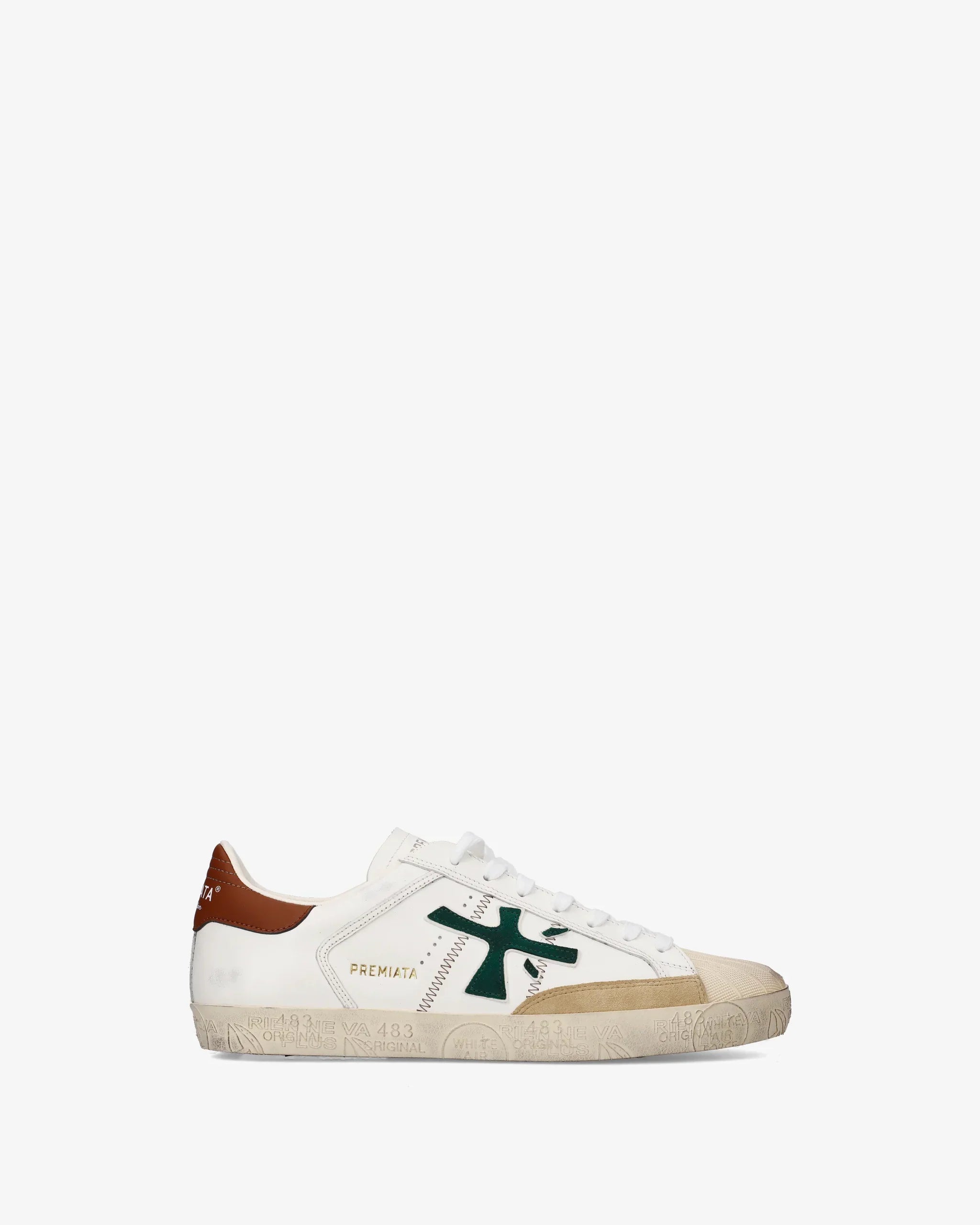 Sneaker uomo bianca con logo verde, dettagli marroni e suola vintage, stile casual.