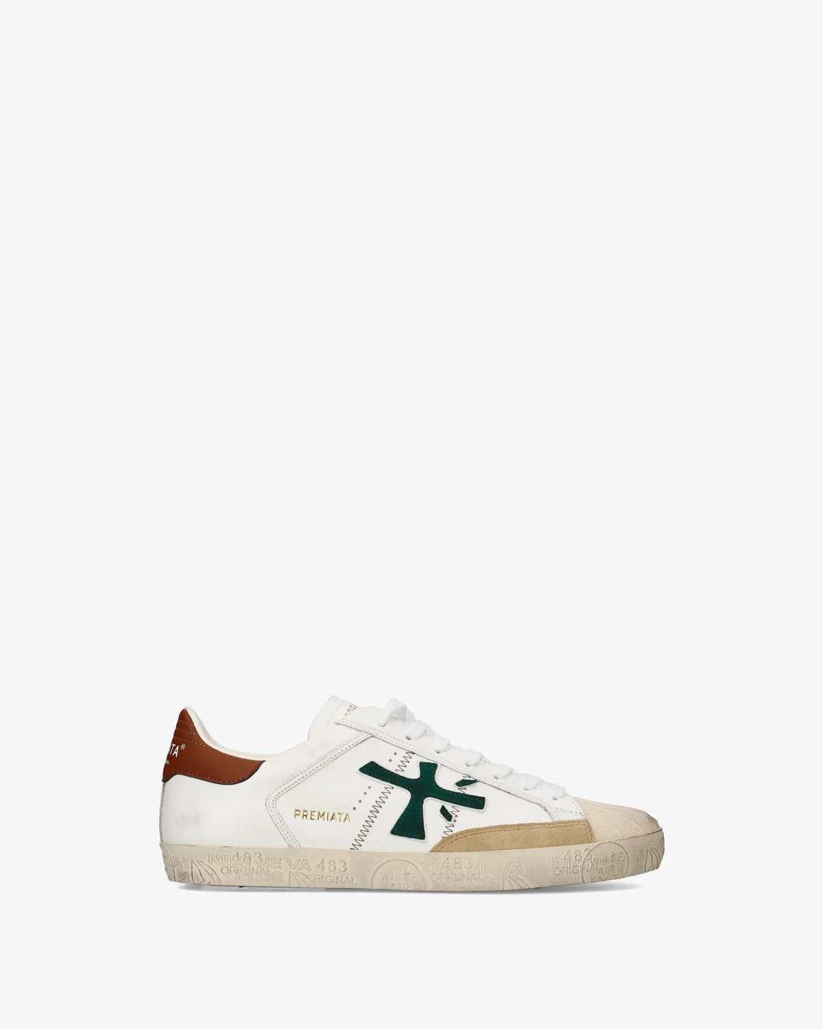 Sneaker uomo bianca con logo verde, dettagli marroni e suola vintage, stile casual.