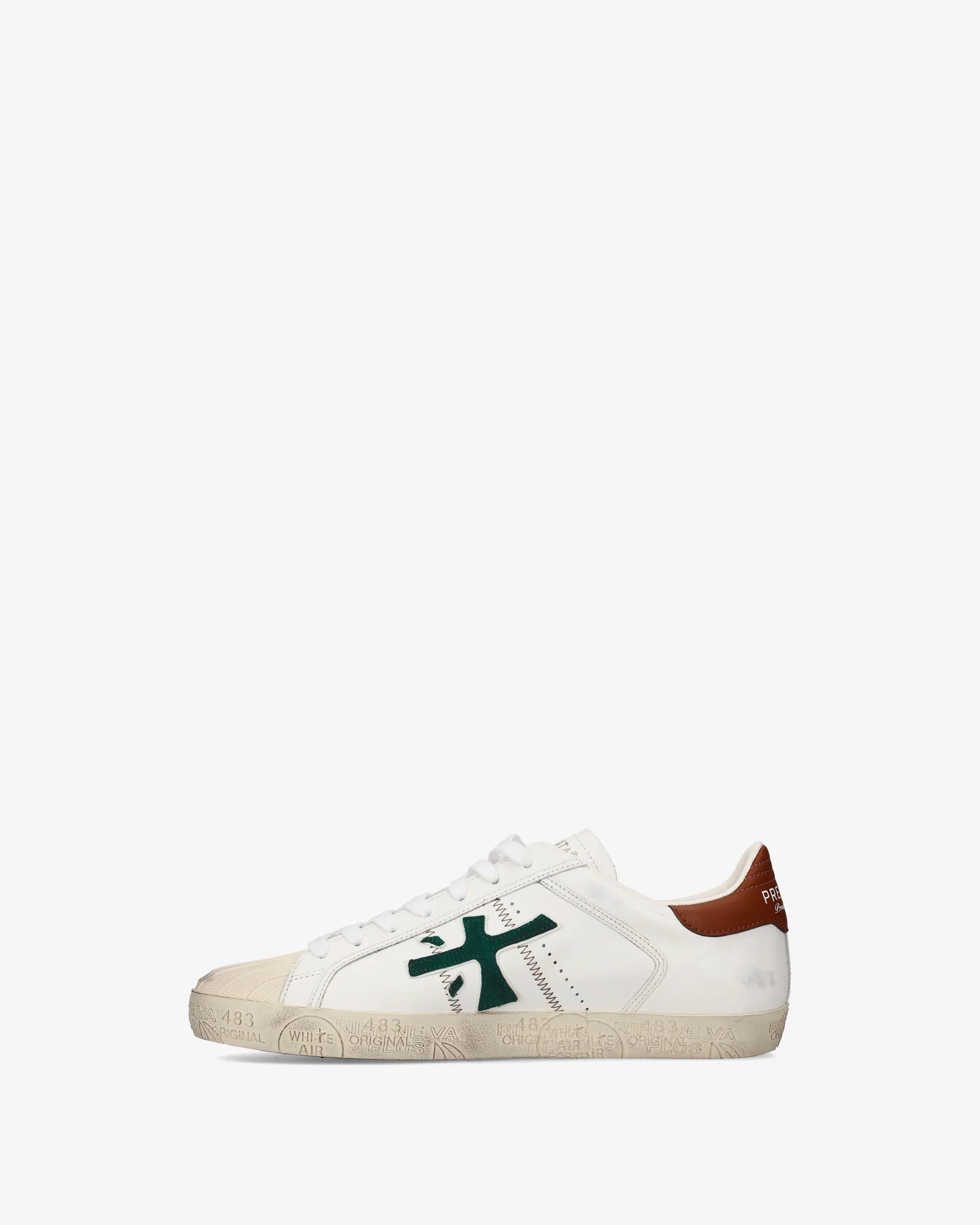 Sneaker uomo bianca con dettagli verdi e tallone marrone, suola beige, design casual