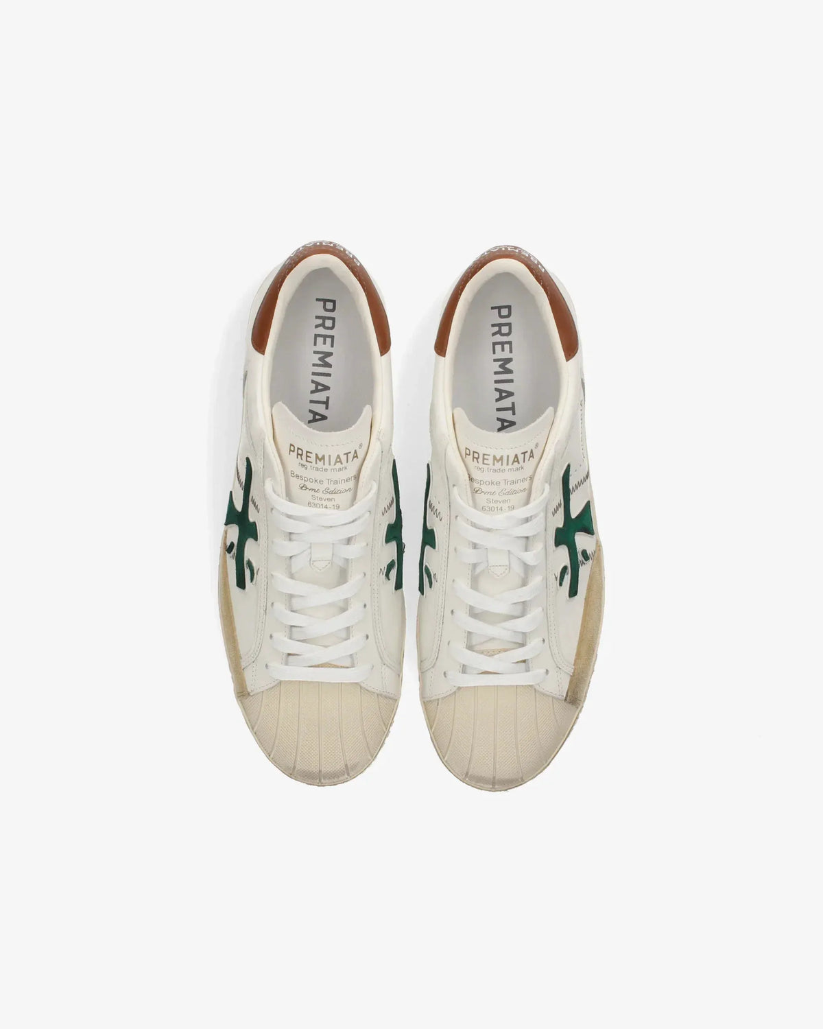 Sneakers bianche Premiata da uomo con dettagli verdi e punta beige, viste dall'alto.