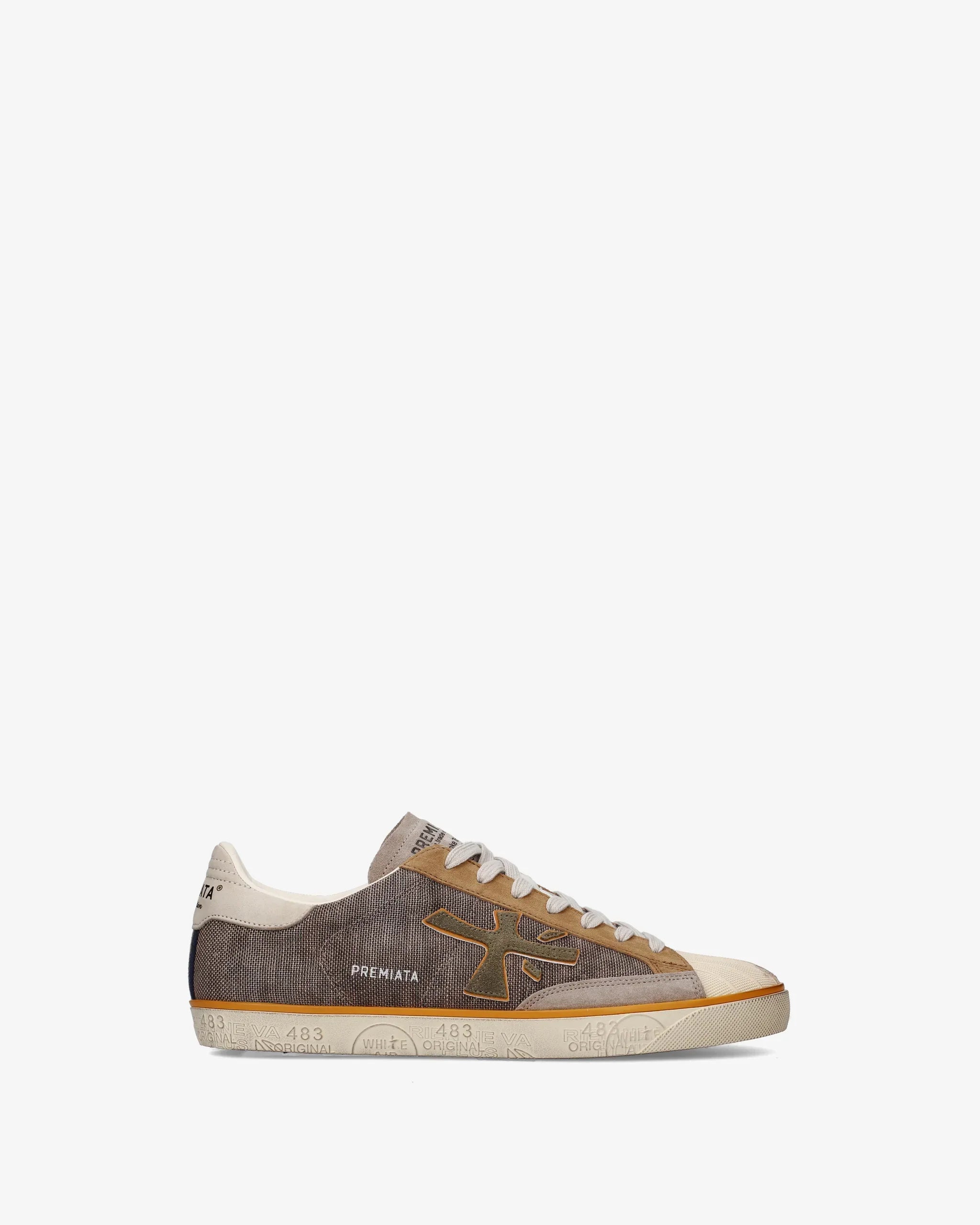 Sneaker uomo marrone e beige in tessuto con logo laterale, suola in gomma chiara.
