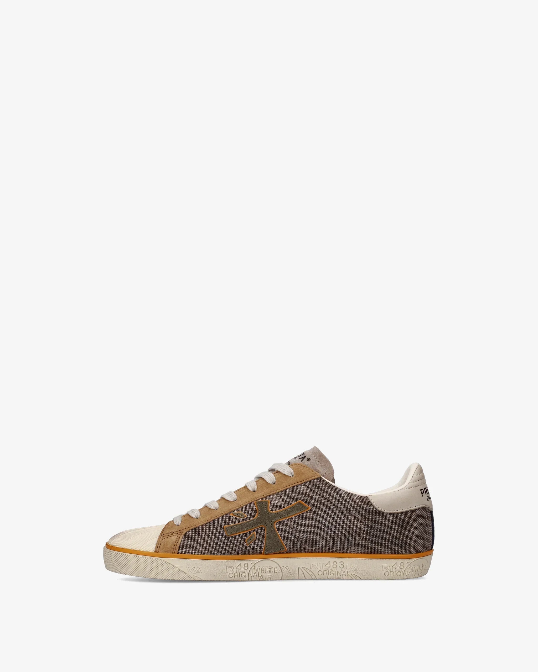 Sneaker uomo beige e marrone in tessuto e pelle con logo laterale, suola decorata.