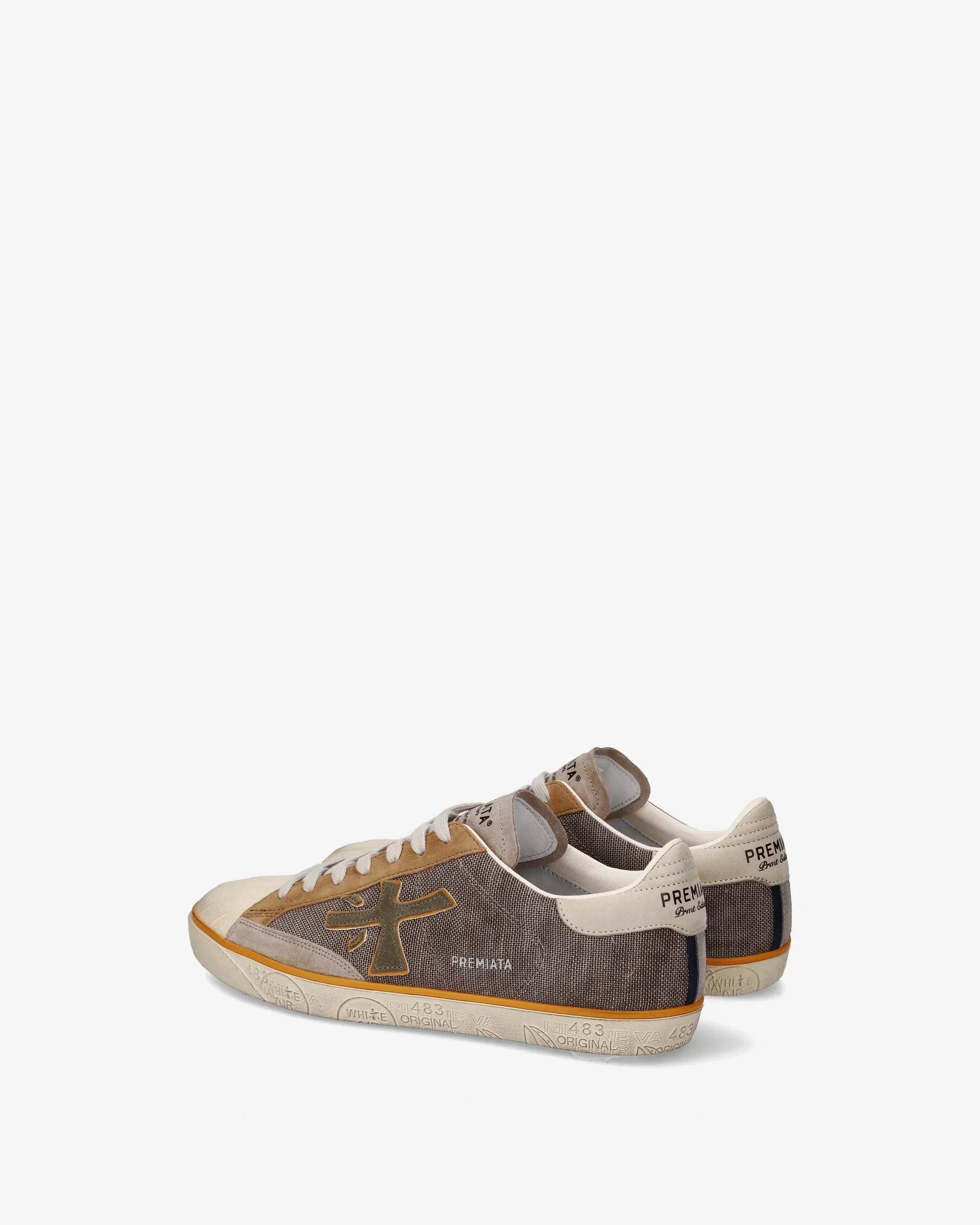 Sneakers uomo Premiata in tessuto marrone con dettagli beige e logo laterale, suola bianca decorata