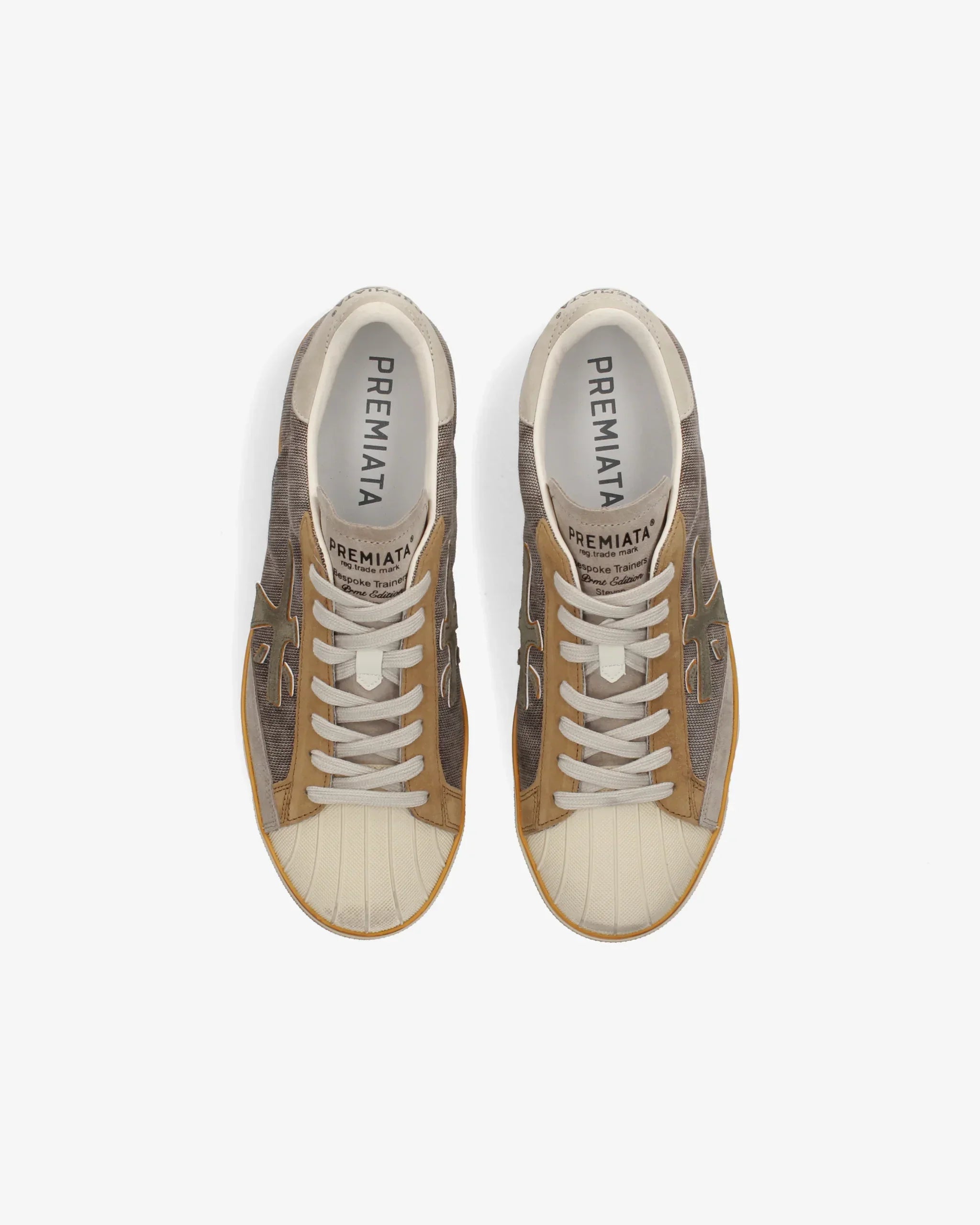 Sneakers uomo Premiata in pelle e tessuto beige e grigio, vista dall'alto, su sfondo bianco