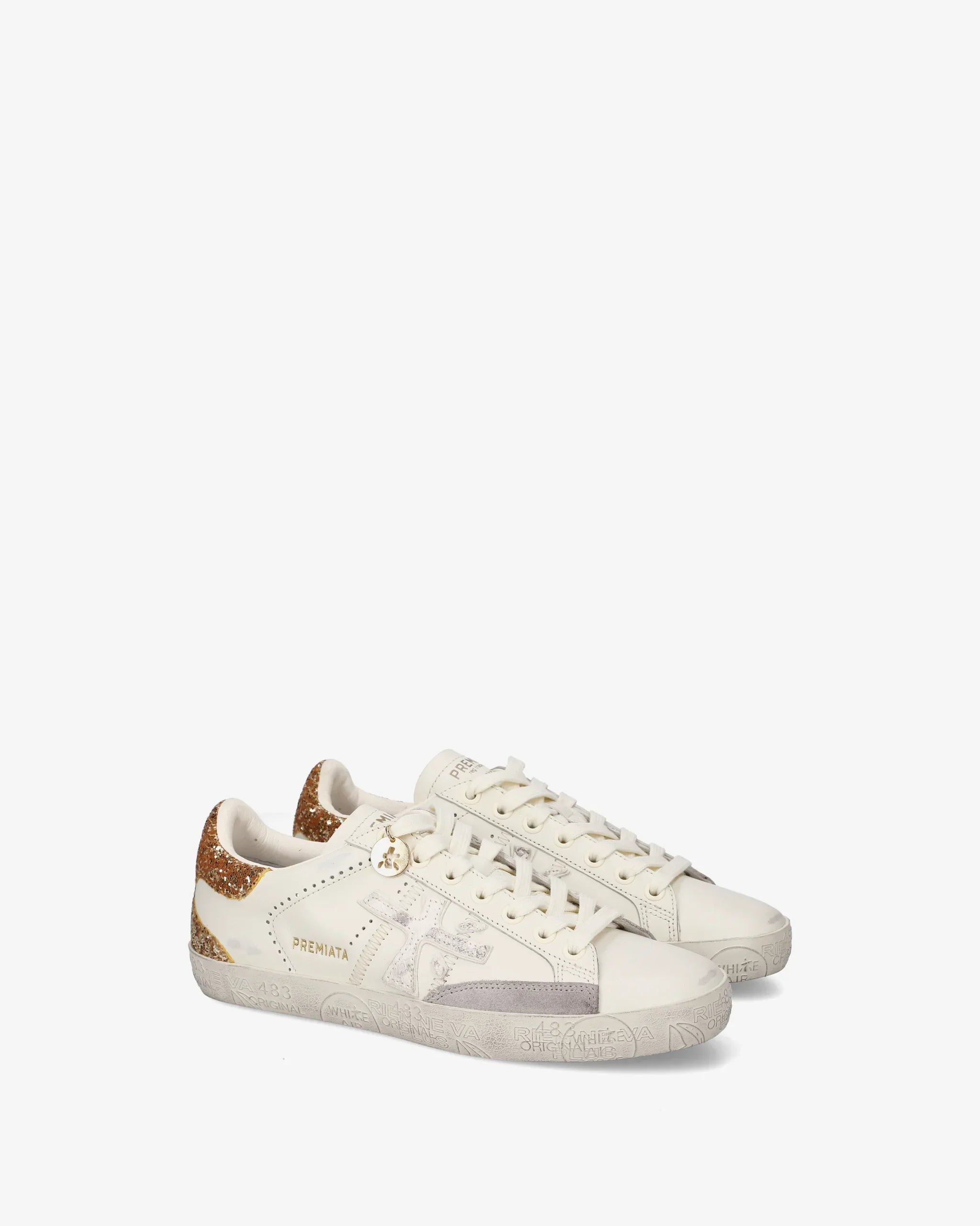 Sneakers donna bianche con dettagli glitter dorati, logo laterale e suola decorata.