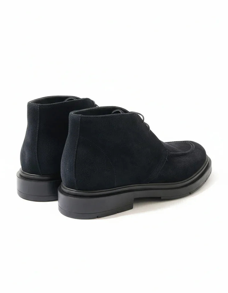 Stivaletti Chukka uomo in pelle scamosciata blu con suola nera, stile elegante casual