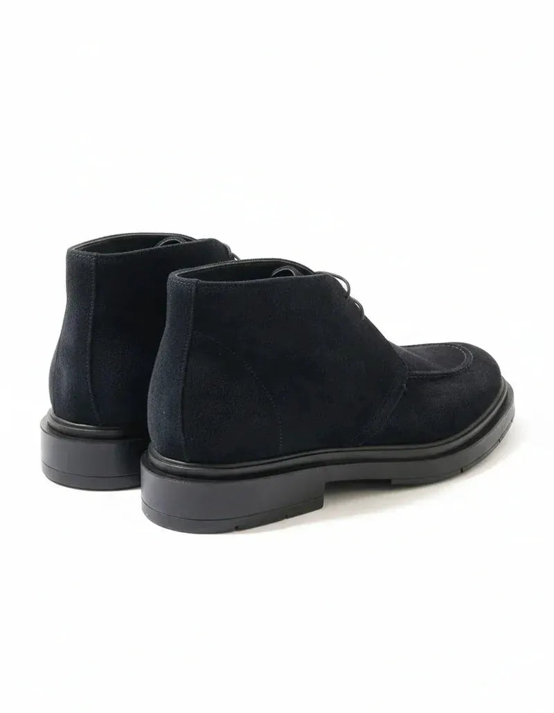 Stivaletti Chukka uomo in pelle scamosciata blu con suola nera, stile elegante casual