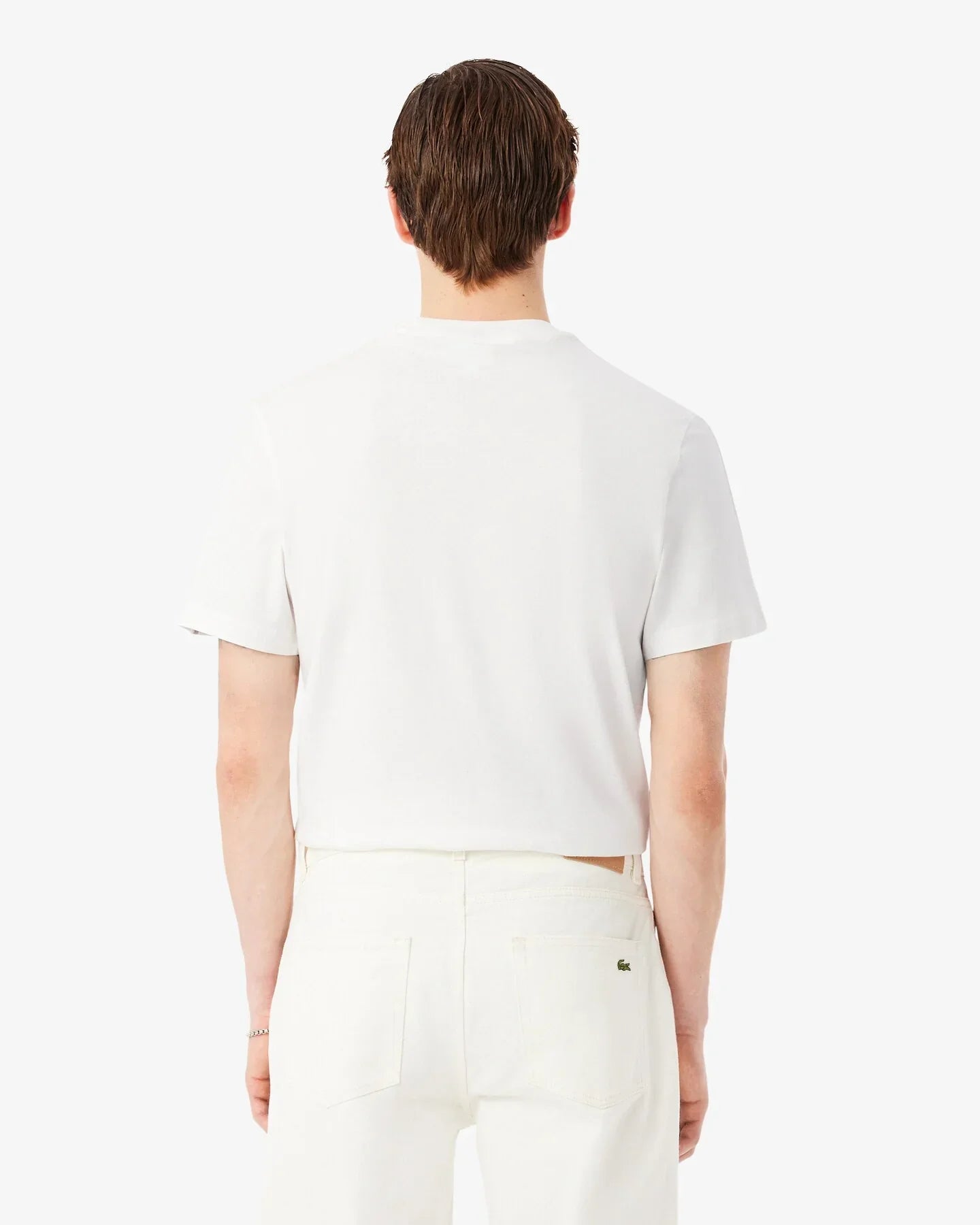 uomo di spalle con t-shirt bianca e jeans bianchi, moda abbigliamento uomo casual
