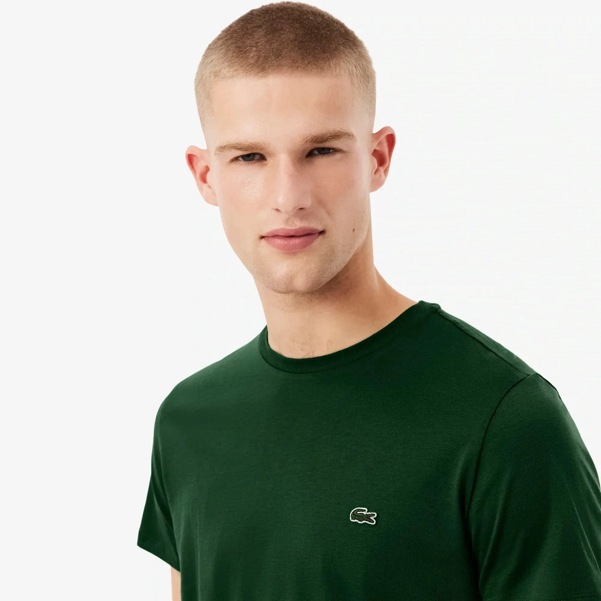 Uomo con t-shirt verde scuro e logo ricamato, moda abbigliamento casual uomo
