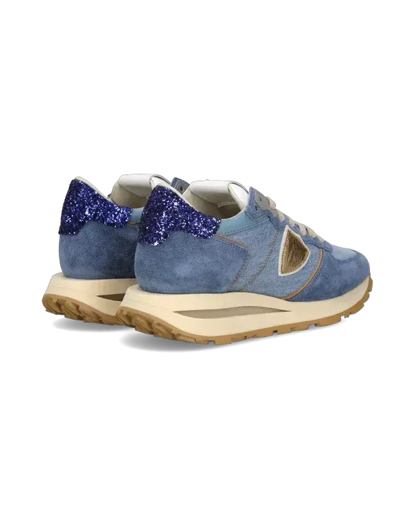 Sneakers donna in suede azzurro con inserti glitter blu e dettaglio dorato, suola beige