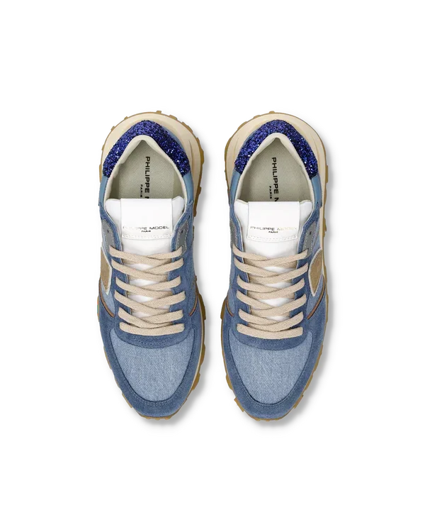 Sneakers da uomo azzurre con dettagli beige, fondo spesso e inserti blu glitter