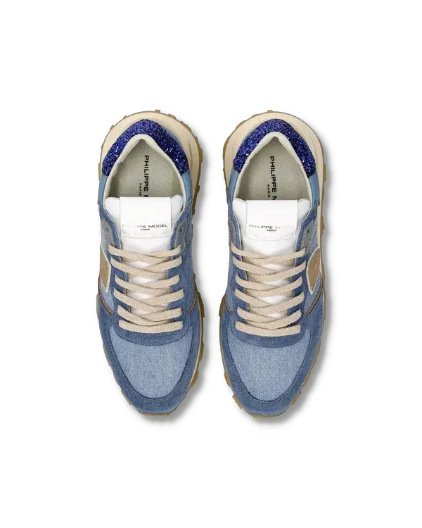 Sneakers da uomo azzurre con dettagli beige, fondo spesso e inserti blu glitter