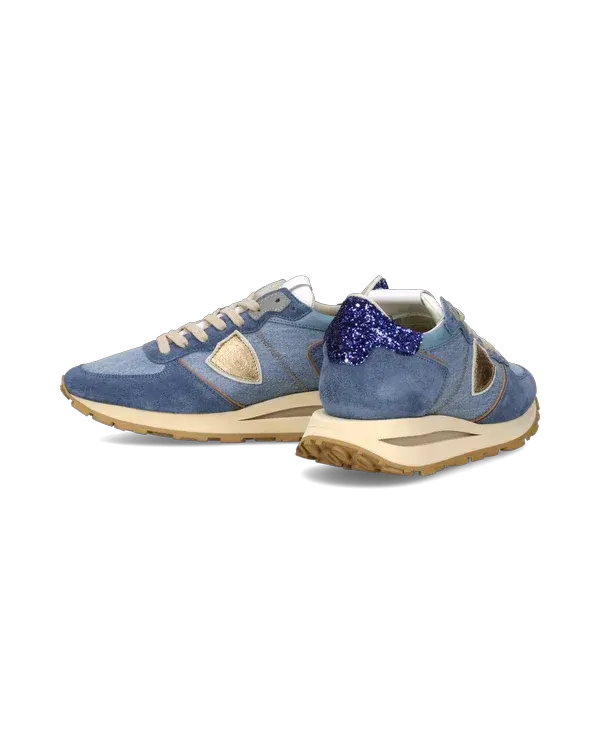 Sneakers donna suede blu con dettagli dorati e tallone glitter, suola beige, moda casual.