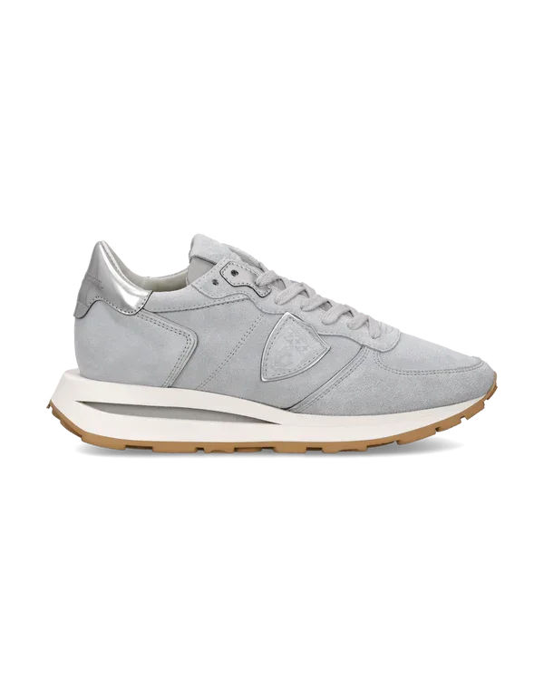 Sneaker uomo in suede grigio chiaro con dettagli argentati e suola beige, stile casual