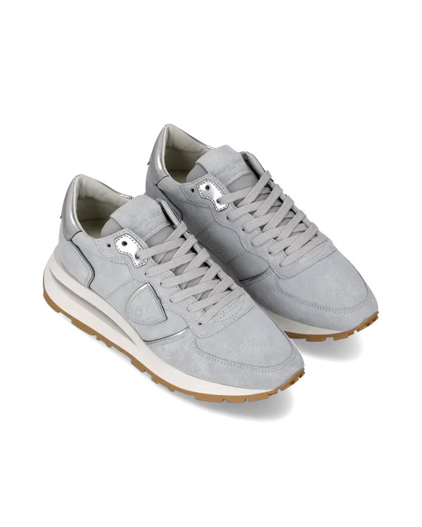 Sneakers uomo in suede grigio chiaro con suola bianca e dettagli beige, stile casual