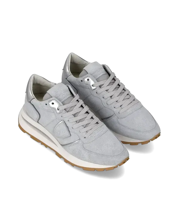 Sneakers uomo in suede grigio chiaro con suola bianca e dettagli beige, stile casual