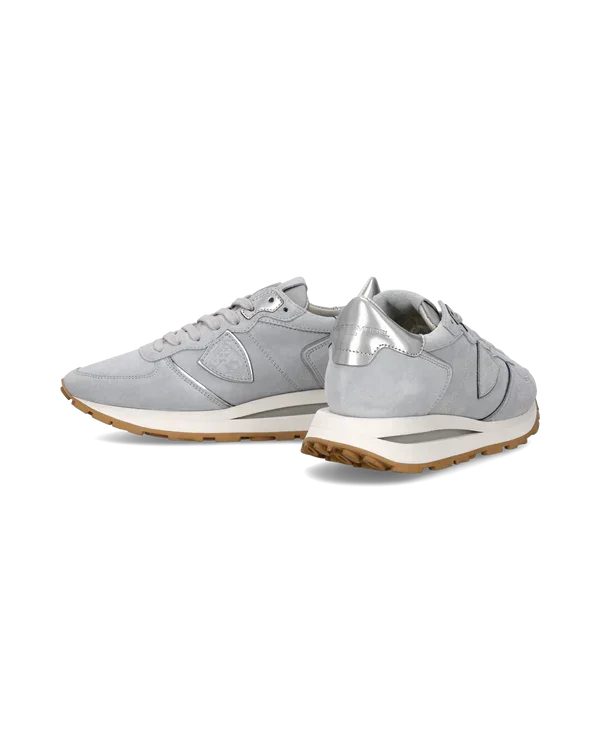 Sneakers uomo grigie in pelle scamosciata con dettagli argento e suola beige, moda casual.
