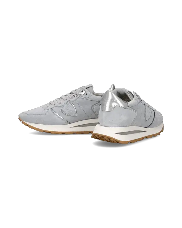Sneakers uomo grigie in pelle scamosciata con dettagli argento e suola beige, moda casual.