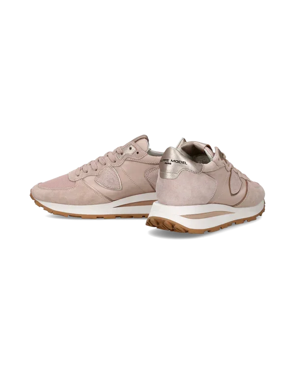 Sneakers donna beige in pelle scamosciata con dettagli metallici, suola bicolore sportiva