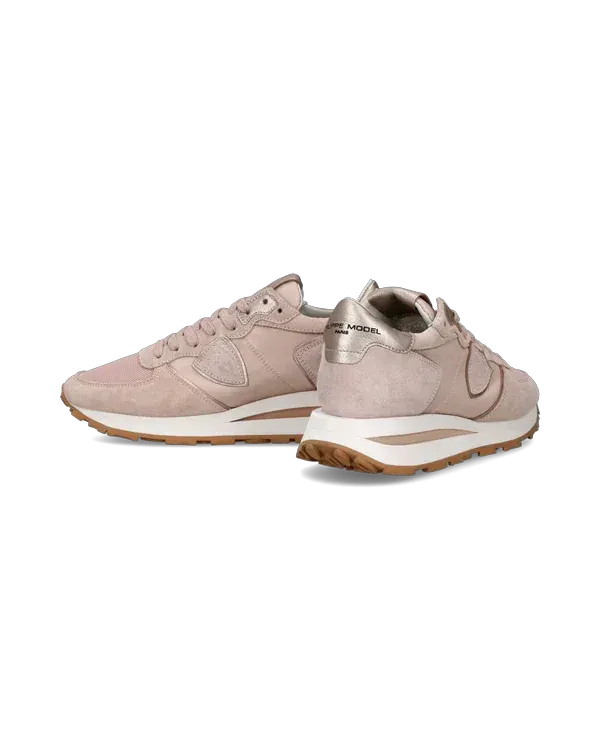 Sneakers donna beige in pelle scamosciata con dettagli metallici, suola bicolore sportiva