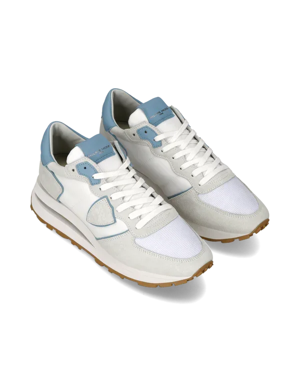 Sneakers uomo bianche e azzurre in pelle e tessuto, suola beige, stile sportivo elegante