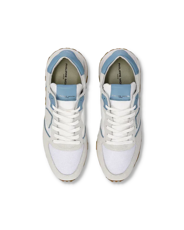 Sneakers uomo bianche e azzurre in pelle e tessuto, vista dall'alto, stile casual.