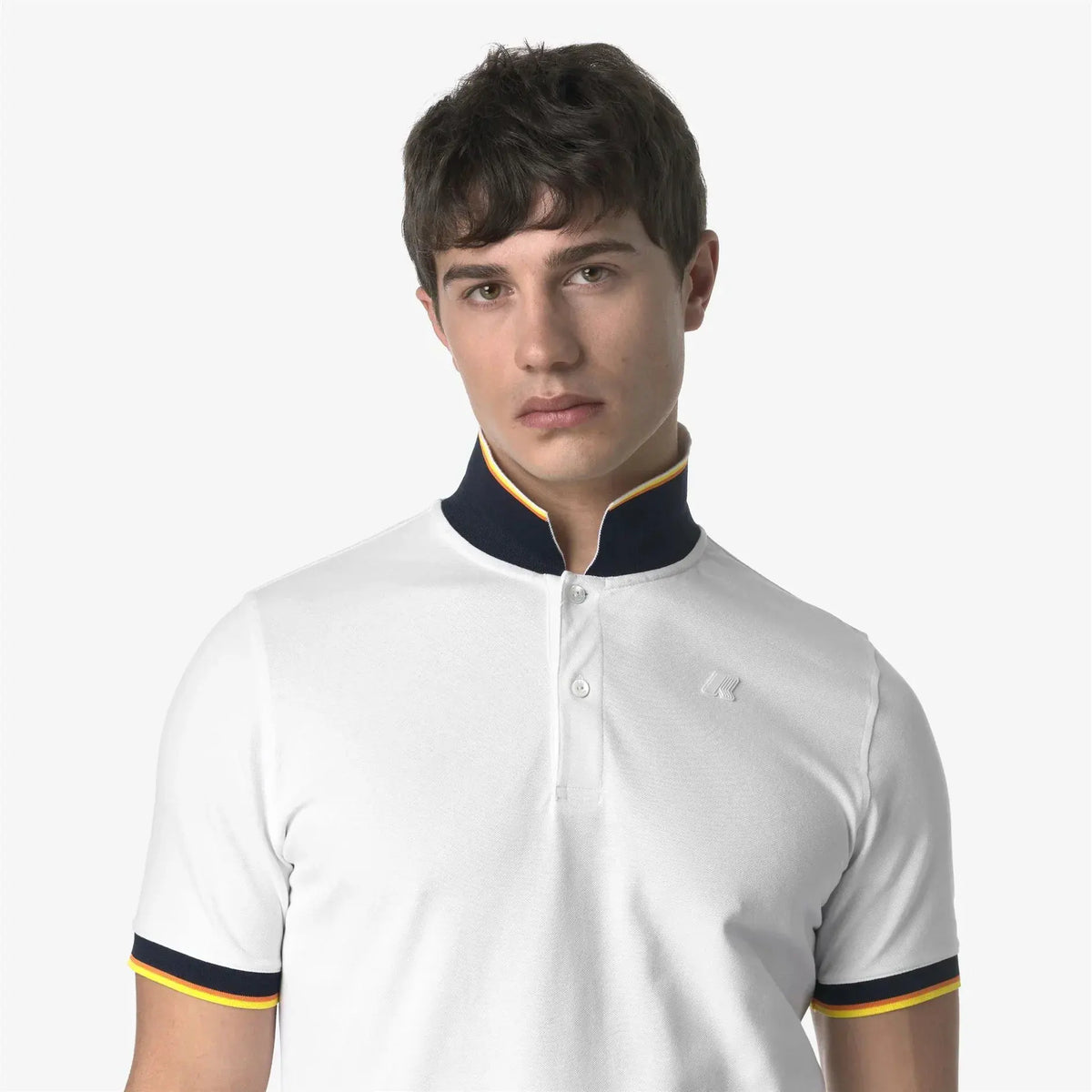 Polo uomo bianca maniche corte con colletto alto navy e profili gialli, stile casual elegante.