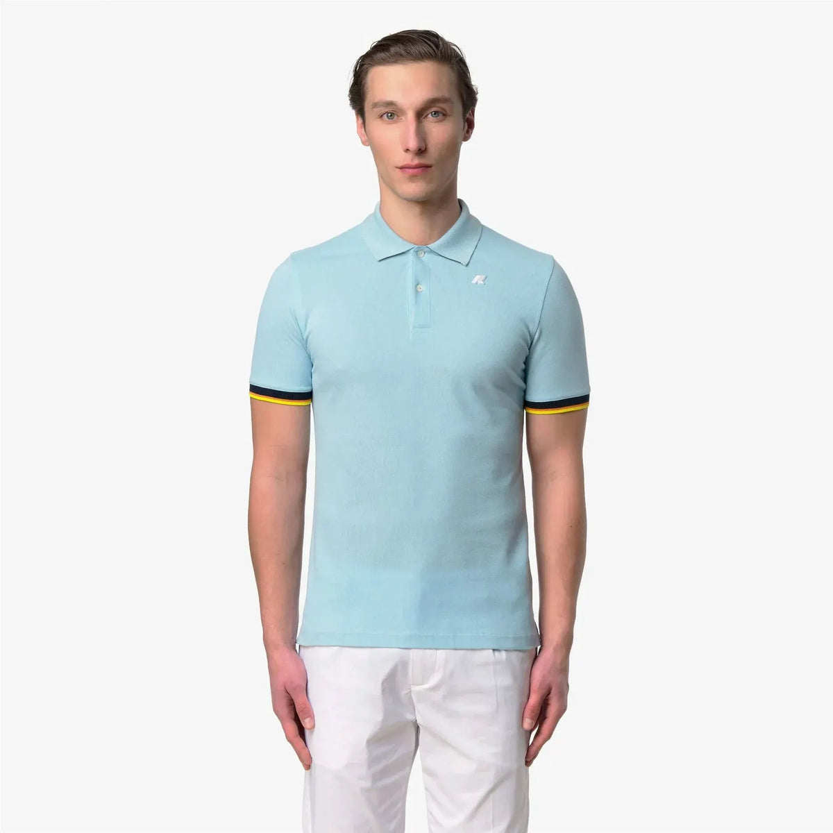 Polo celeste da uomo manica corta con dettagli gialli e neri, look casual elegante