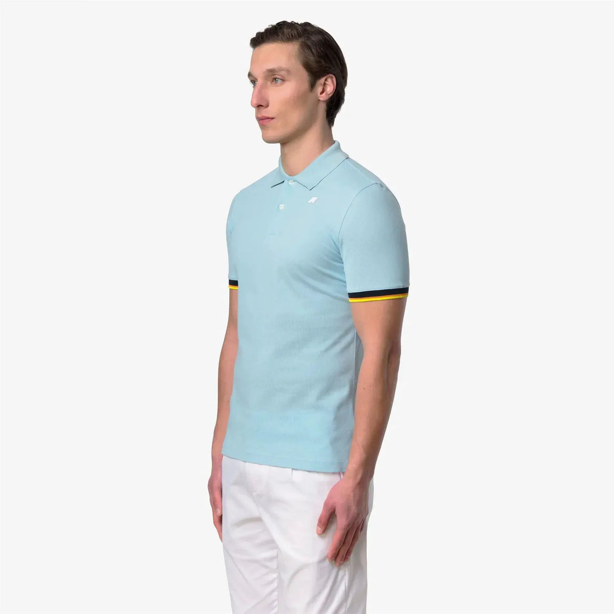 Polo uomo azzurra manica corta, dettagli gialli e neri sulle maniche, look casual elegante