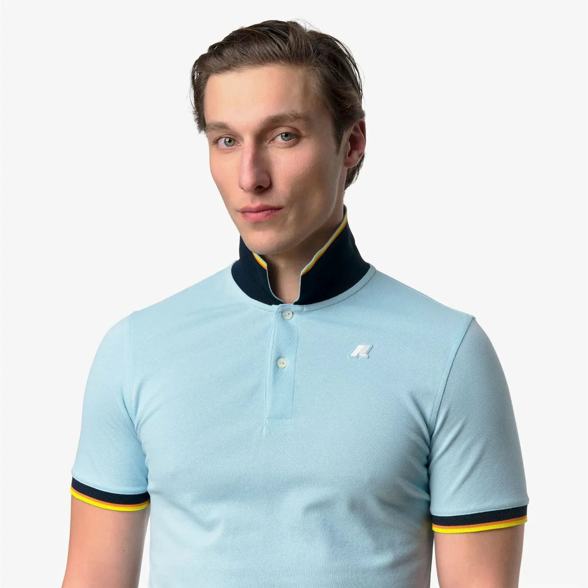 Polo uomo celeste a maniche corte con dettagli navy e gialli, moda estiva elegante