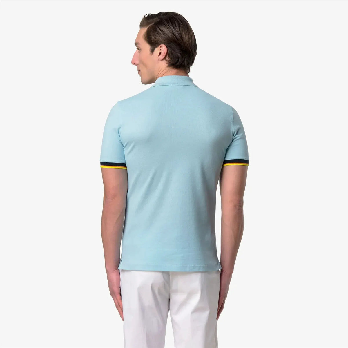 Polo azzurra uomo manica corta, dettagli gialli e neri, vista posteriore, abbigliamento estivo