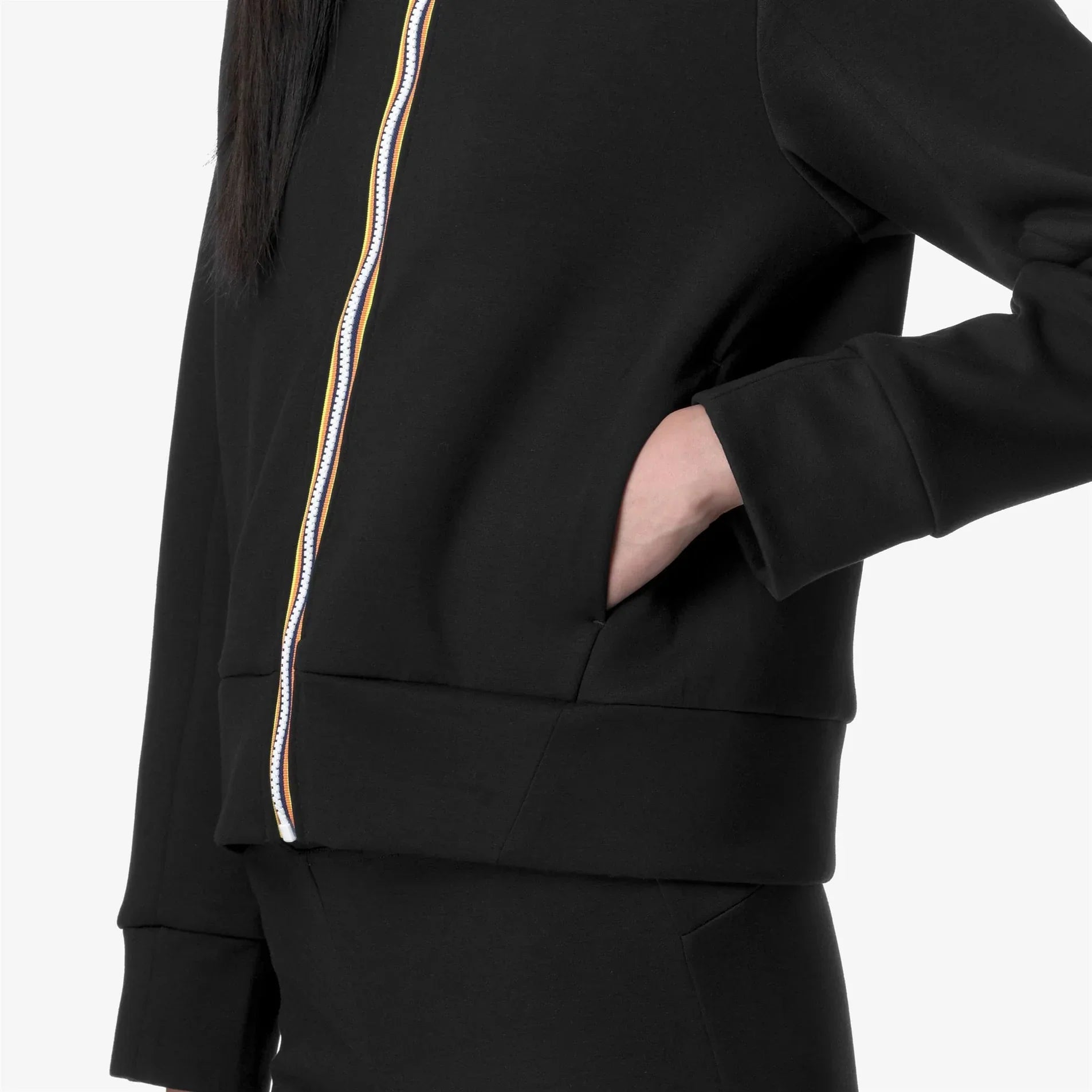 Felpa nera donna con zip colorata e tasche, abbigliamento moderno casual