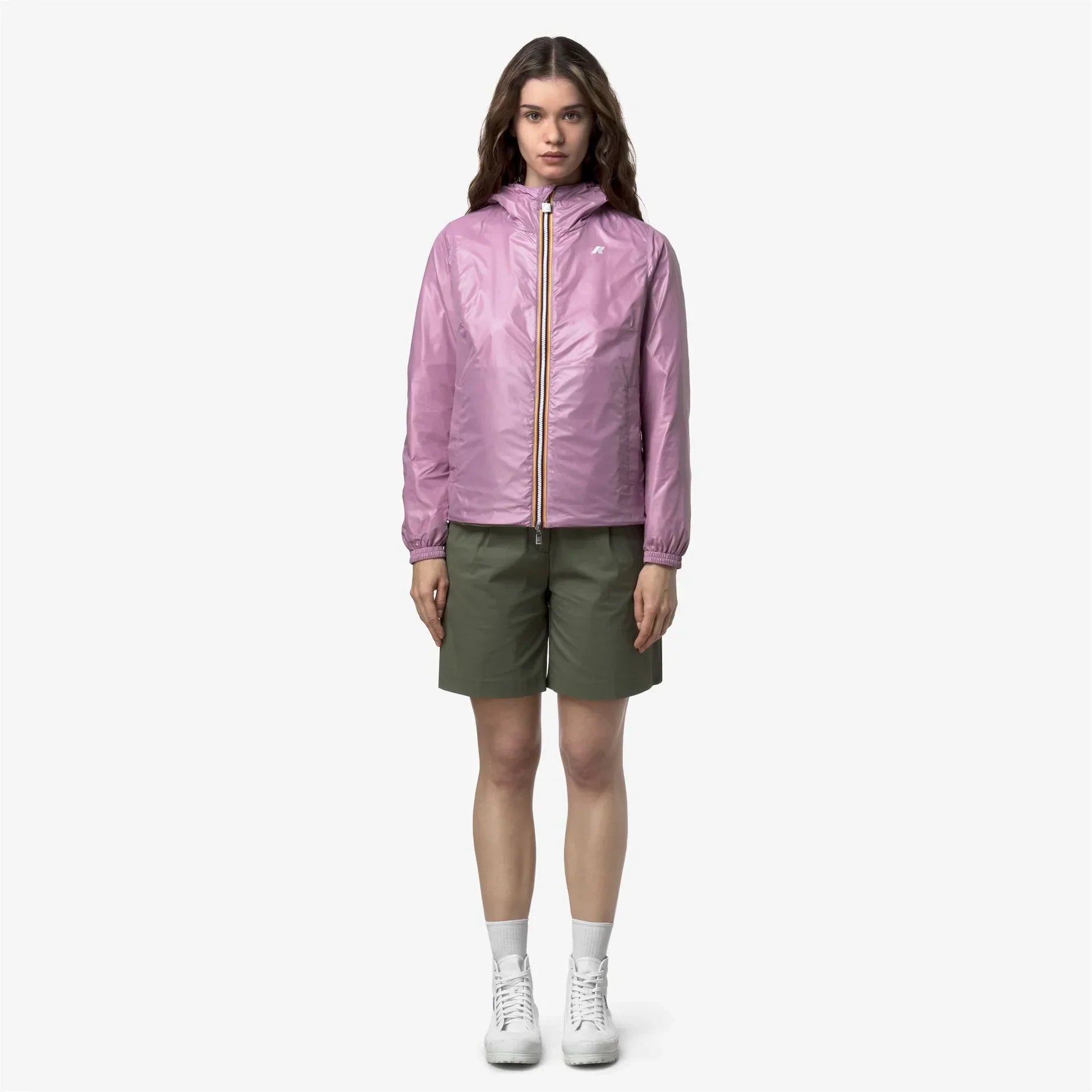Giacca leggera donna viola con cappuccio, zip frontale, pantaloncini verdi, look casual