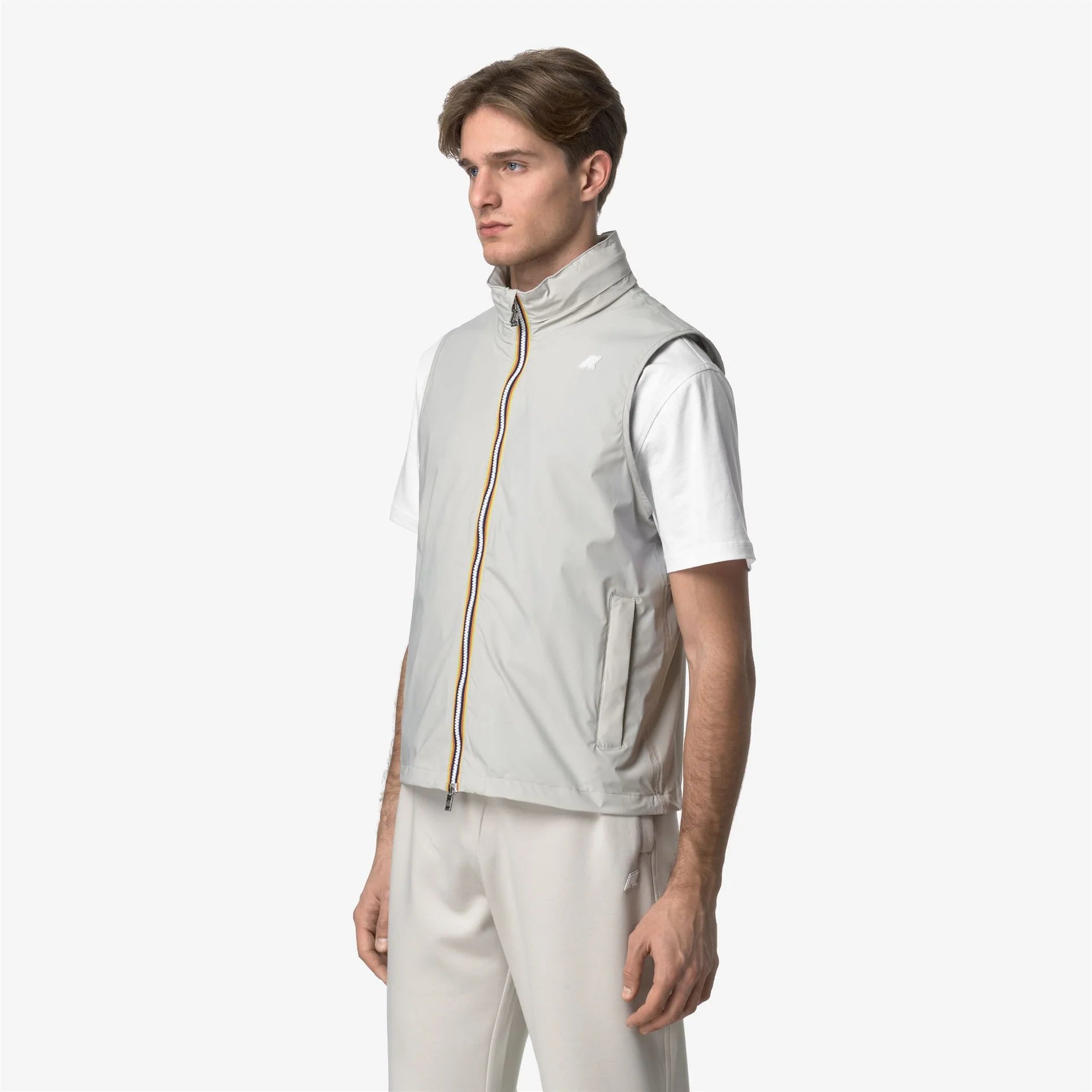 Gilet uomo beige chiaro con zip multicolore, look casual, abbigliamento moderno maschile