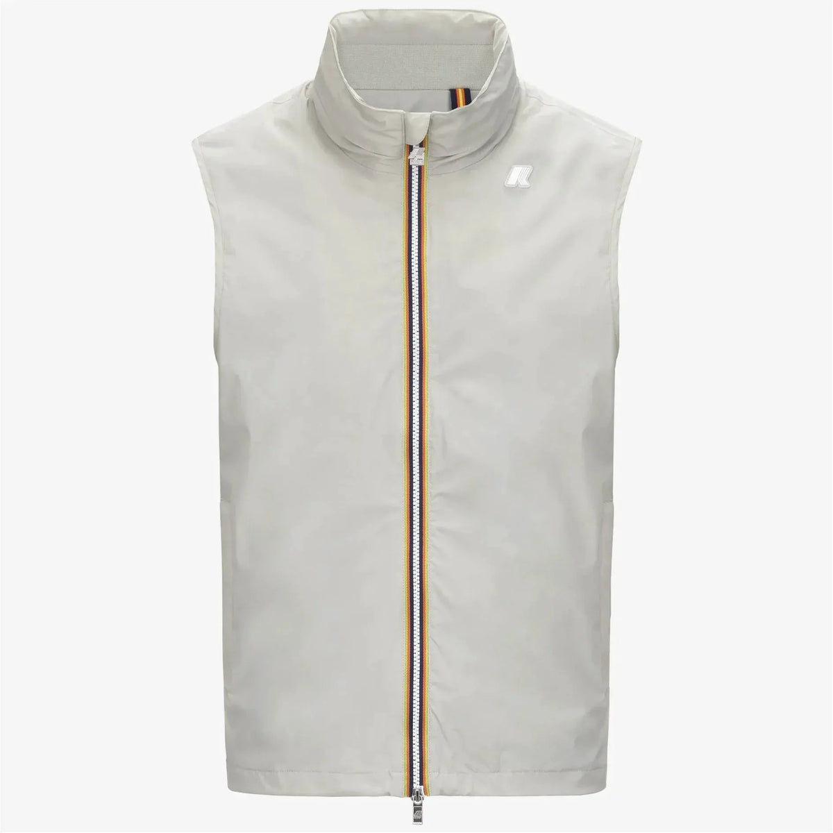 Gilet uomo senza maniche color beige chiaro con zip centrale e collo alto, stile casual.