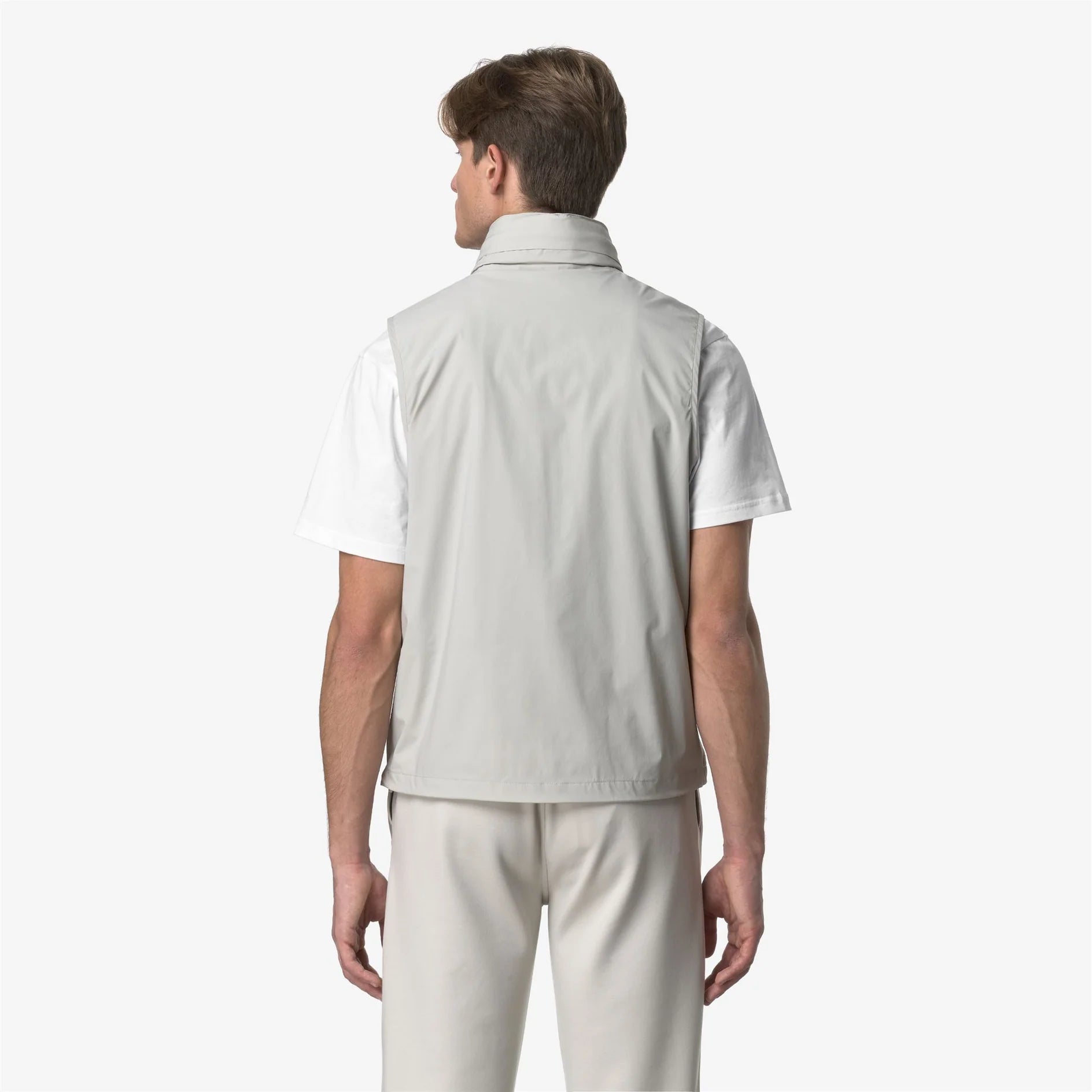 Gilet uomo grigio chiaro visto da dietro, abbigliamento elegante casual, su sfondo neutro.