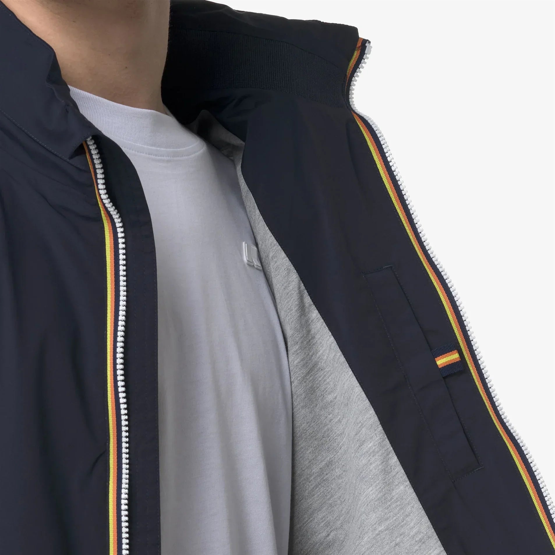 Giacca leggera uomo blu con interno grigio, zip, dettagli a righe colorate, stile casual