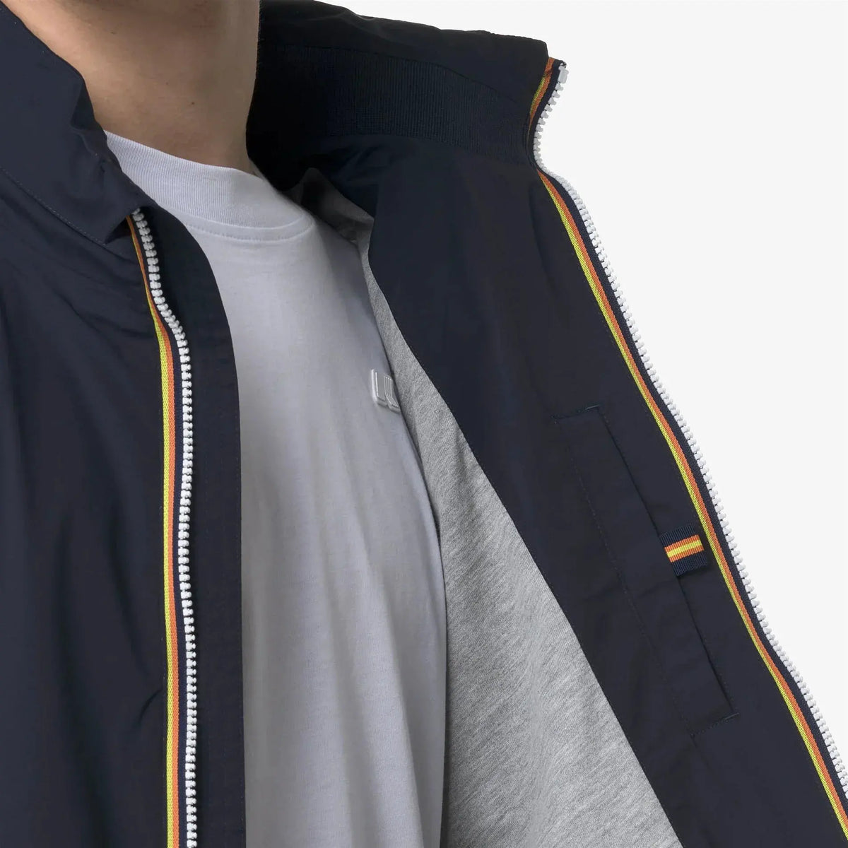 Giacca leggera uomo blu con interno grigio, zip, dettagli a righe colorate, stile casual