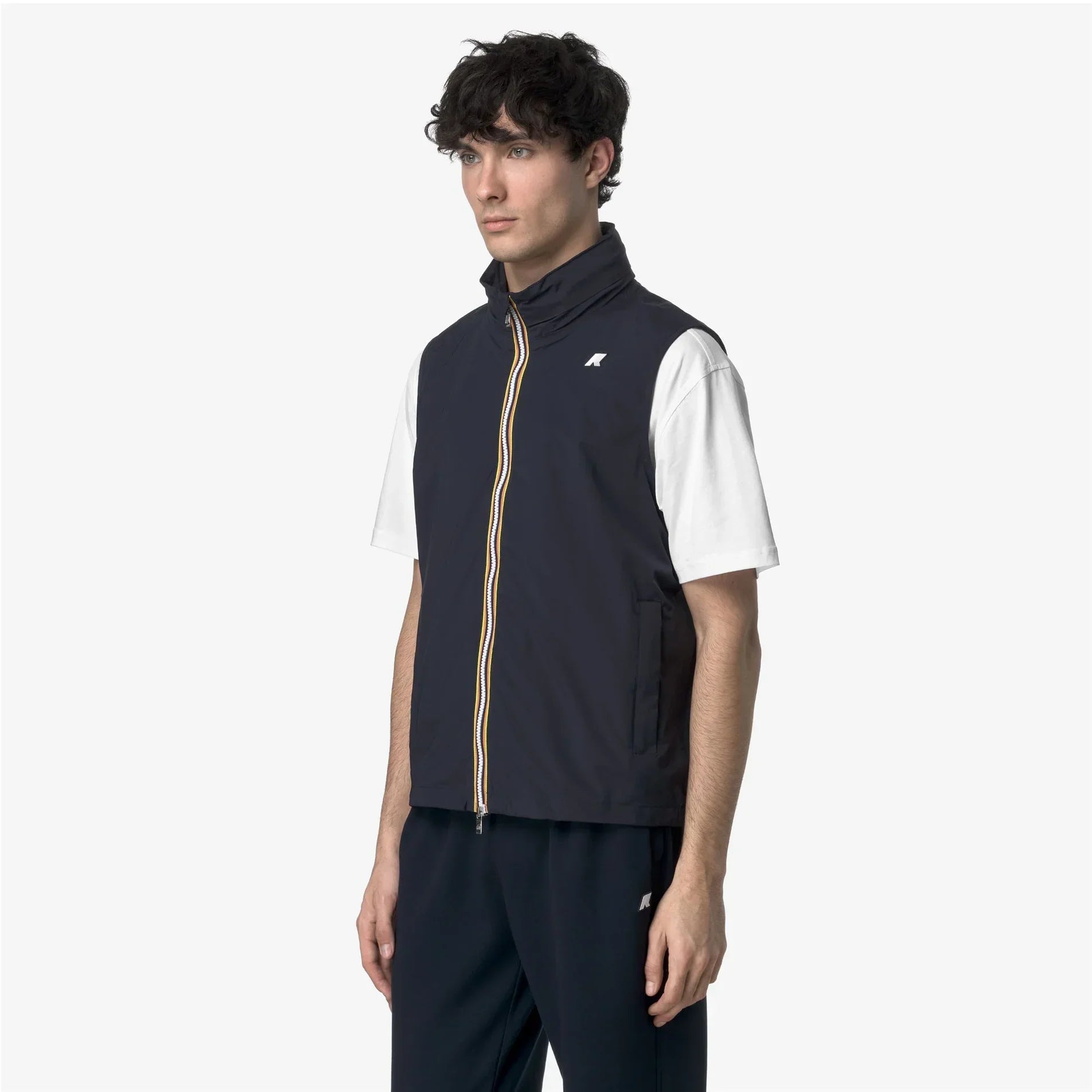 Gilet uomo blu con zip, indossato su t-shirt bianca, stile casual elegante