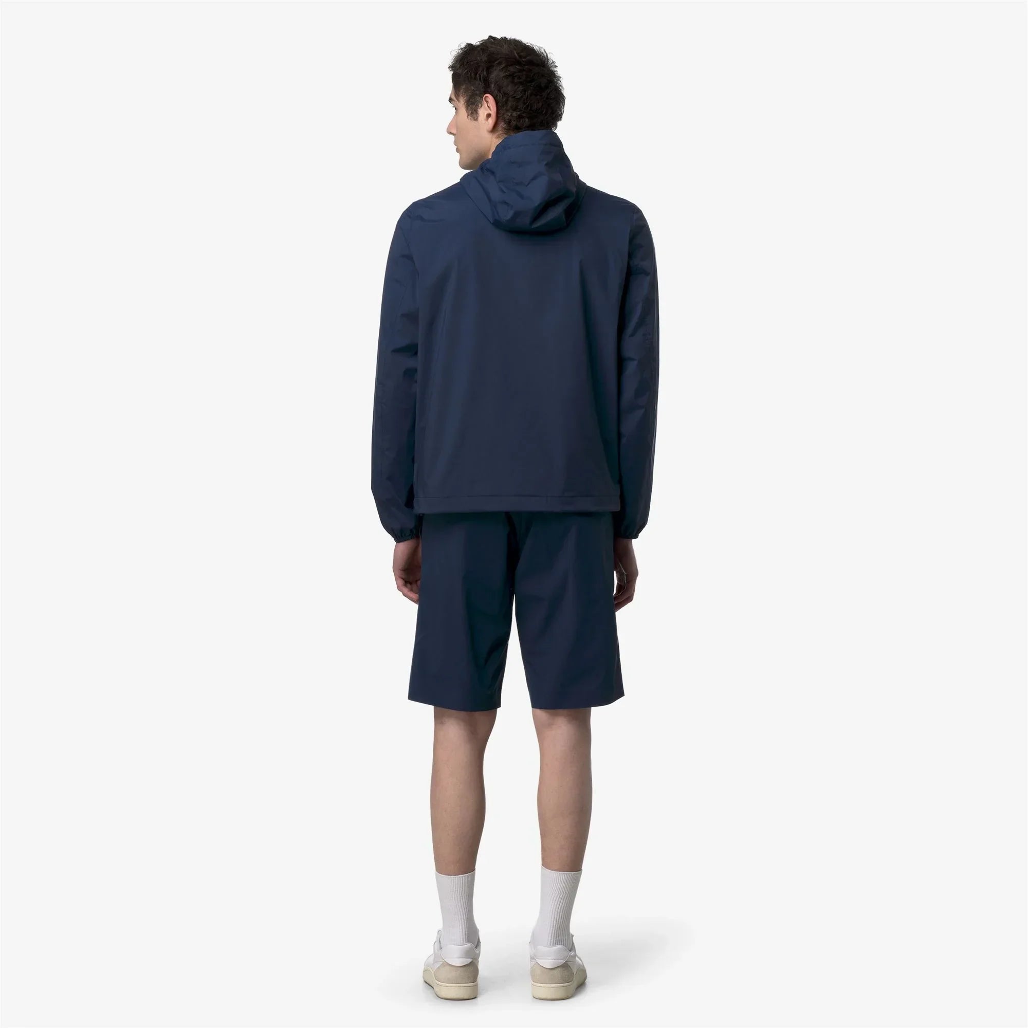 Modello uomo di spalle con giacca e bermuda blu, abbigliamento casual estivo