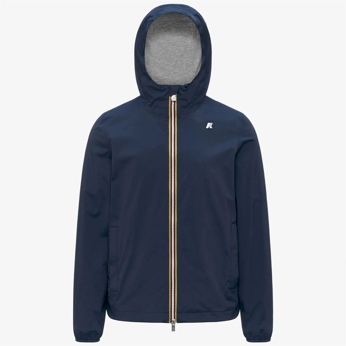 Giacca uomo con cappuccio blu navy, zip centrale e logo piccolo sul petto, stile casual.