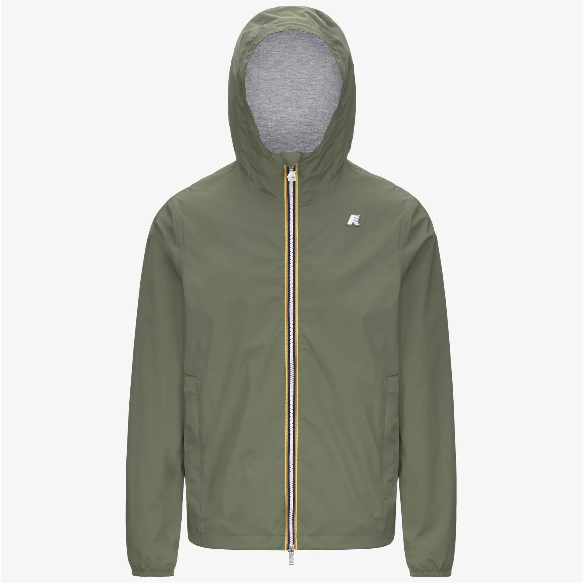 Giacca antivento verde con cappuccio, zip frontale e logo sul petto, moda uomo