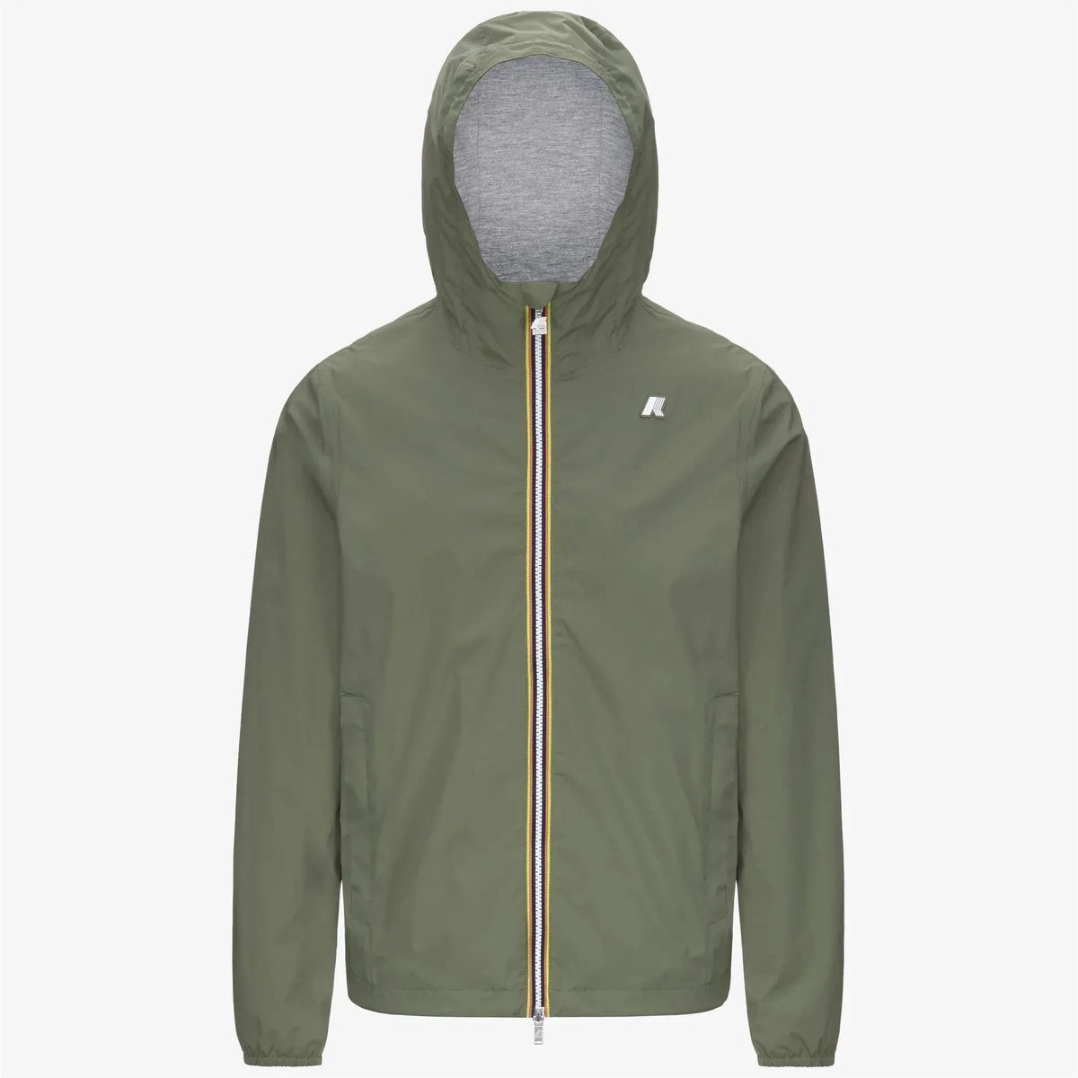 Giacca antivento verde con cappuccio, zip frontale e logo sul petto, moda uomo