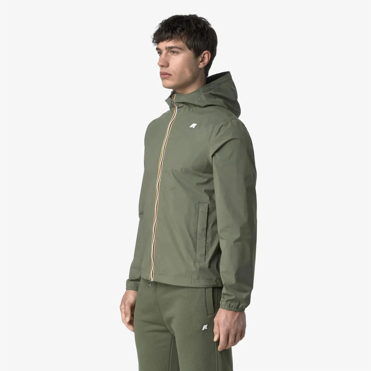 Giacca uomo verde oliva con cappuccio e zip, stile casual, abbigliamento moda uomo