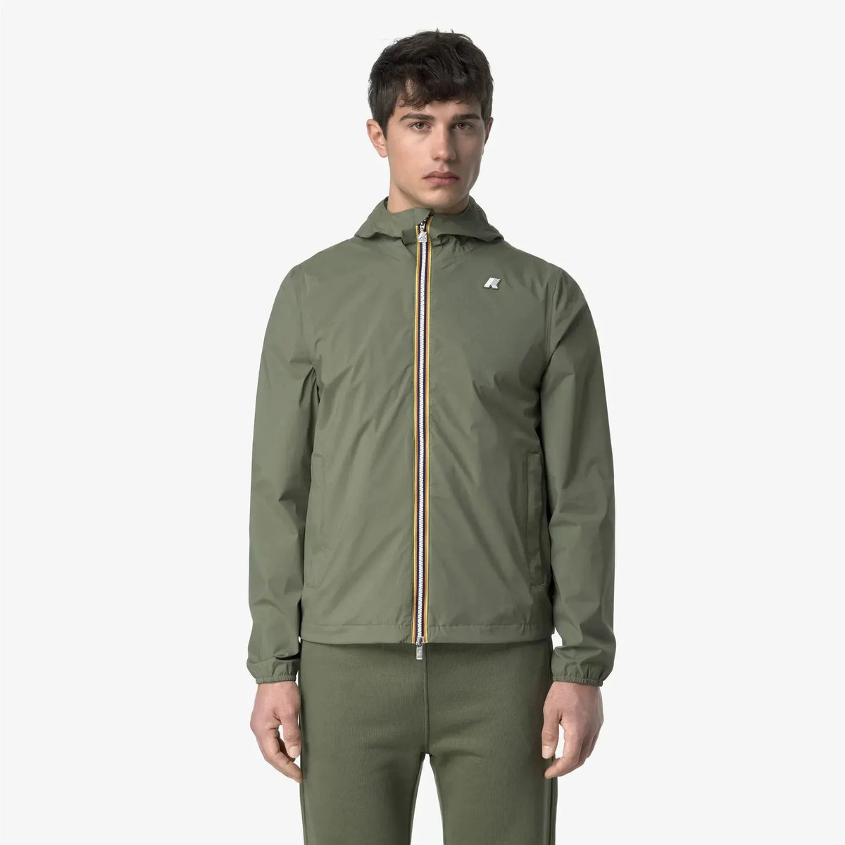 Giacca impermeabile uomo verde oliva con cappuccio e zip, stile sportivo casual elegante.